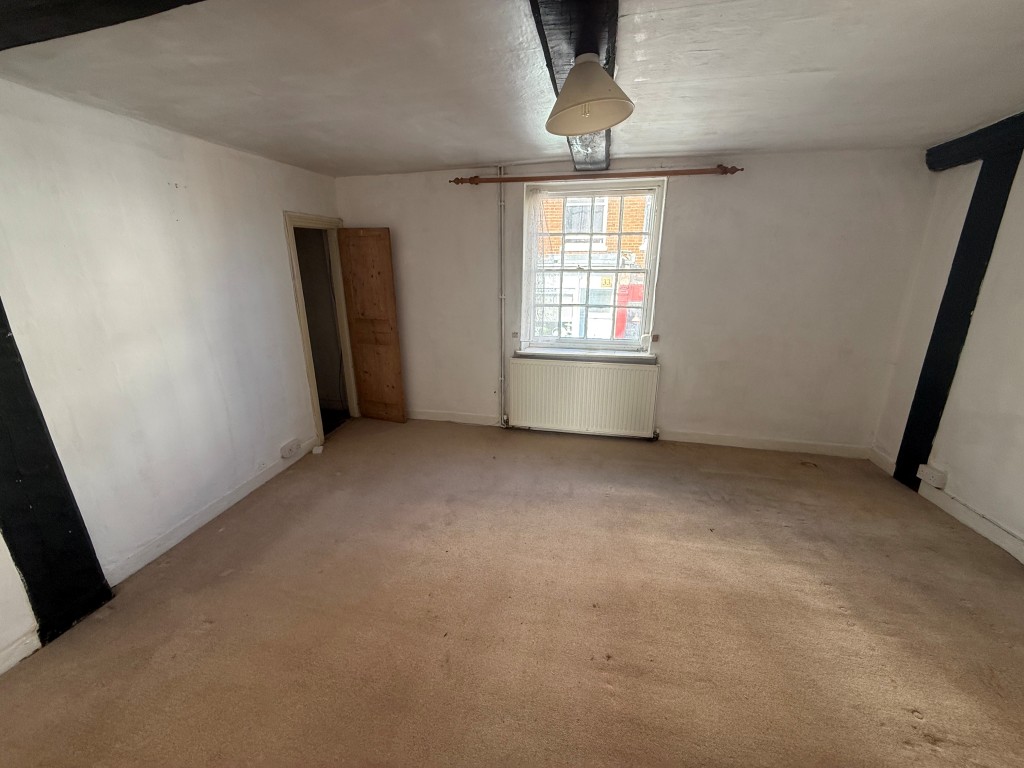 Lot: 86 - PAIR OF SHOPS AND TWO FLATS FOR REFURBISHMENT - Room seven